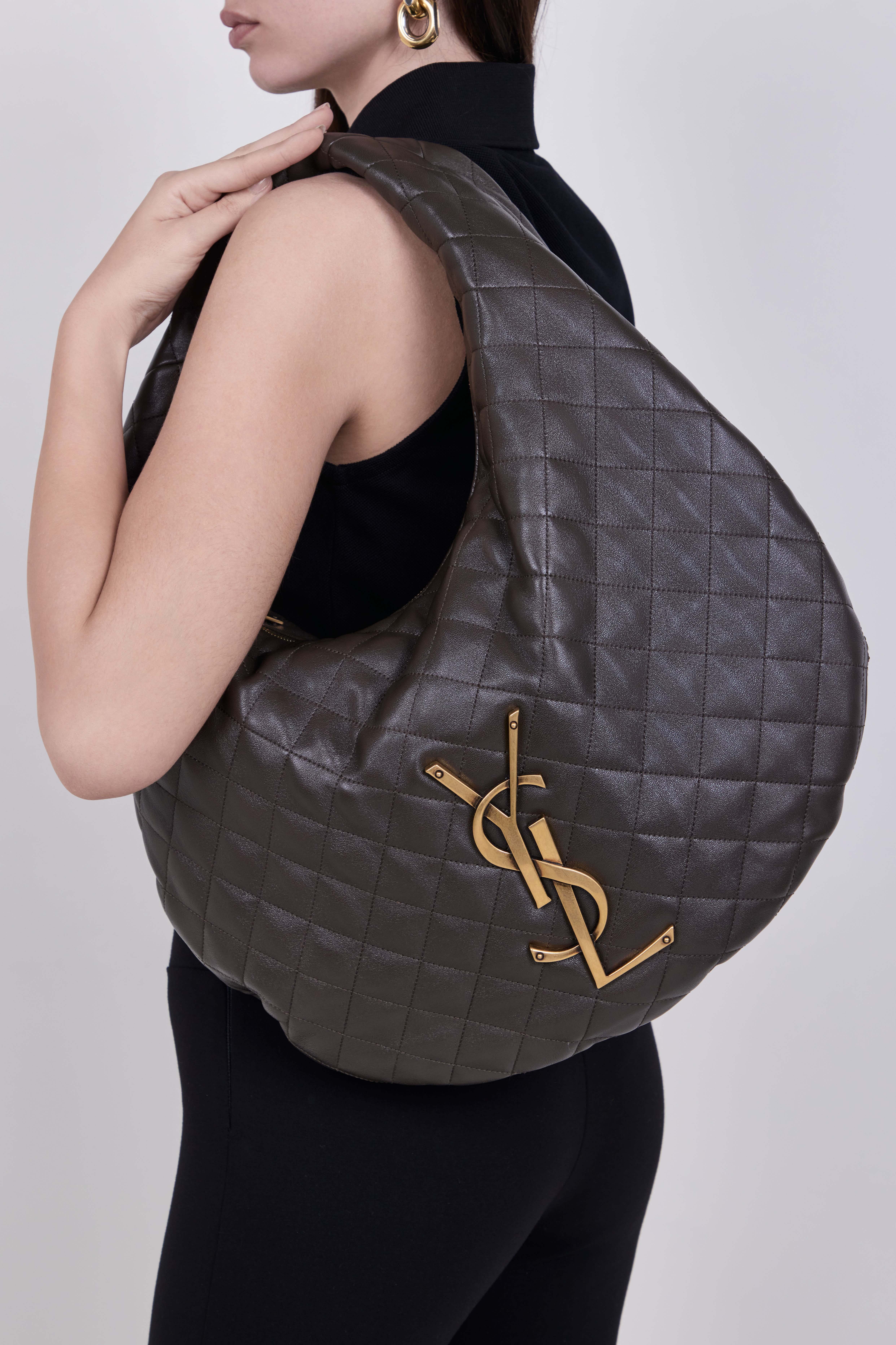 תמונת כל הלוק של תיק כתף הובו